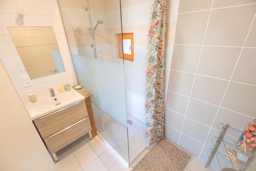 a bathroom with a shower and a sink at Escale au marais in Bouin