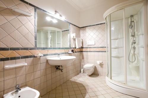 a bathroom with a sink and a toilet at Bilo 4 in Triscina