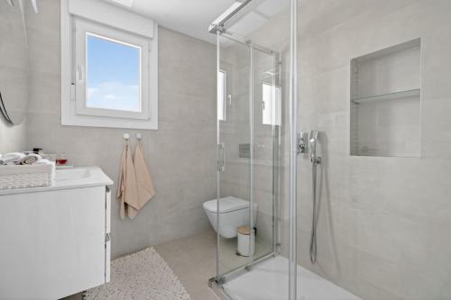 a bathroom with a shower and a toilet and a sink at Modern new Pool Villa in San Pedro del Pinatar