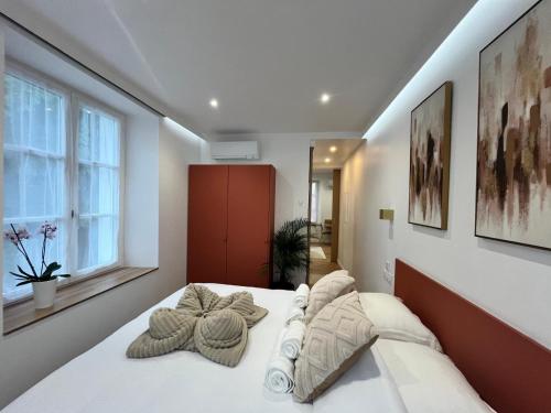 a bedroom with a bed with towels on it at Les Terrasses Sainte Odile - Centre ville - Climatisation - Parking Privatif - Gare in Obernai