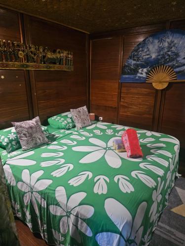 a bedroom with a green and white bed with pillows at Chalet Avea in Parea