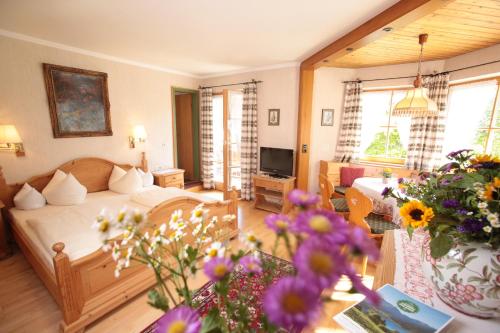 ein Schlafzimmer mit Bett und ein Wohnzimmer in der Unterkunft Klosterhof zur Post in Bayrischzell