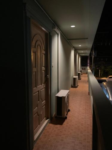 a hallway with a door and a television on the floor at Tuek Khiaw Samui Hotel in Bophut