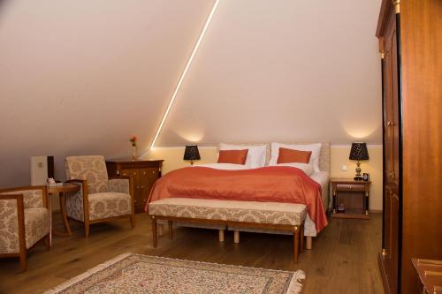 a bedroom with a bed with a red blanket at Seehotel Grüner Baum in Hallstatt