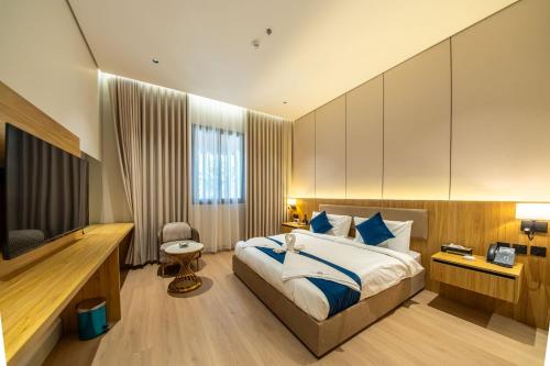 a hotel room with a bed and a television at فندق ايفر in Riyadh