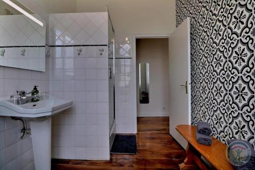 a bathroom with a sink and a shower at O Jardin Sakura Chambres et table d'hotes sur la route du Mont Saint-Michel in Val Couesnon