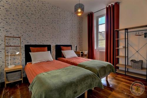 two beds sitting next to each other in a bedroom at O Jardin Sakura Chambres et table d'hotes sur la route du Mont Saint-Michel in Val Couesnon