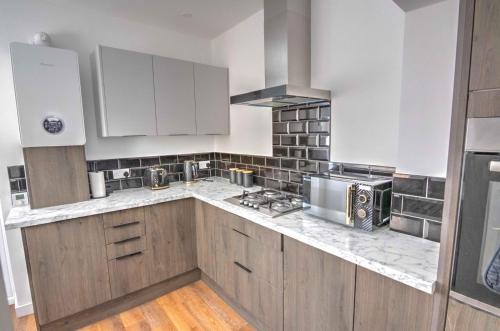 Modern Family & Contractor Home - Free Parking - Garden - Sleeps 6 - Fast WiFi - photo 11