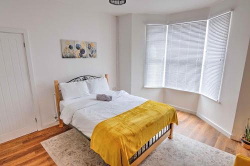 Modern Family & Contractor Home - Free Parking - Garden - Sleeps 6 - Fast WiFi - photo 8