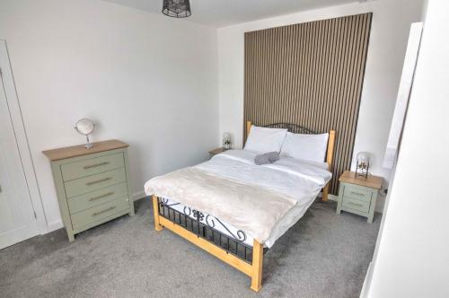 Modern Family & Contractor Home - Free Parking - Garden - Sleeps 6 - Fast WiFi - photo 19