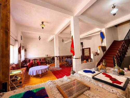 a living room with a couch and a table at Auberge Restaurant Zahra in Boumalne Dades