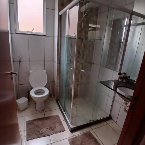 a bathroom with a shower and a toilet at Apartamento Aconchegante! in Uberaba