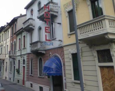 un edificio con un letrero al lado de una calle en Hotel Rallye, en Milán