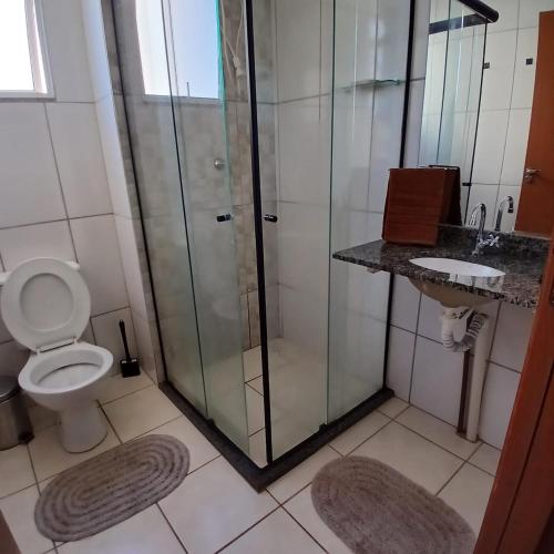 a bathroom with a shower and a toilet and a sink at Apartamento Serenidade! in Uberaba