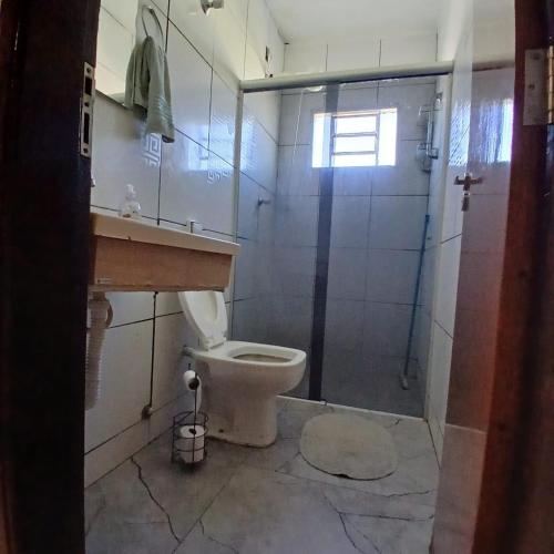 a bathroom with a toilet and a shower at Sobrado Morada do Sol! in Uberaba