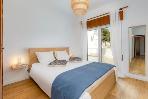 Sea Views, Huge Terrace, Steps to OldTown