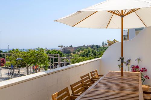 Sea Views, Huge Terrace, Steps to OldTown