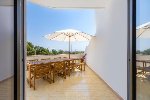 Sea Views, Huge Terrace, Steps to OldTown