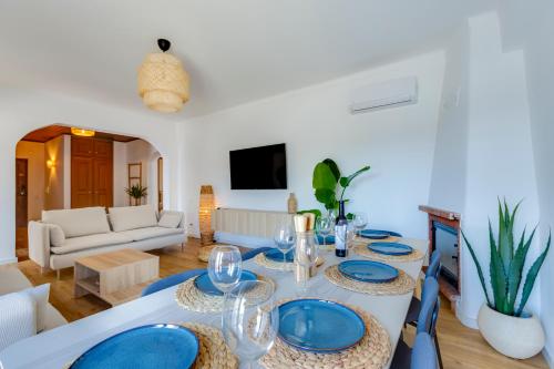 Sea Views, Huge Terrace, Steps to OldTown