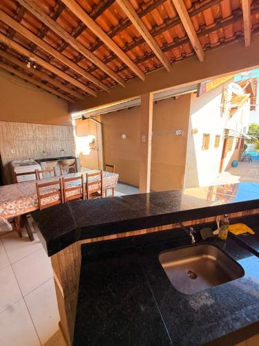 a kitchen with a counter top and a sink at Casa de Temporada Ipê Rosa in Bonito