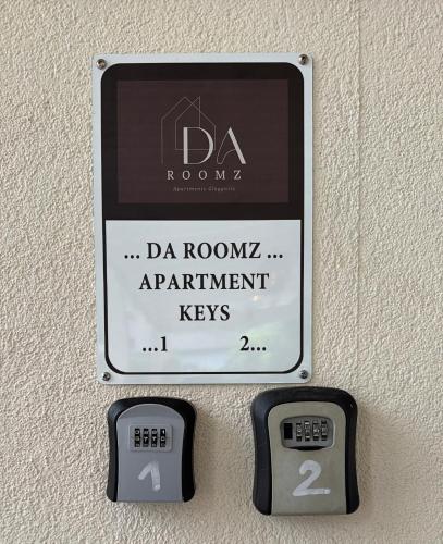 a sign on a wall that says va room apartment keys at daroomz in Gloggnitz