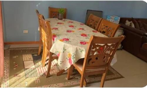 a table and chairs in a living room with a table and chairs at Casa Arriendo diario in Concepción