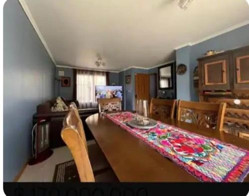 a living room with a table and a dining room at Casa Arriendo diario in Concepción