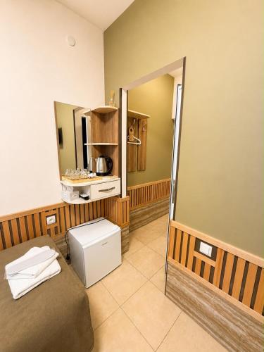 ein Zimmer mit einem Spiegel und einem Waschbecken in einem Zimmer in der Unterkunft MarNar Hotel in Yerevan