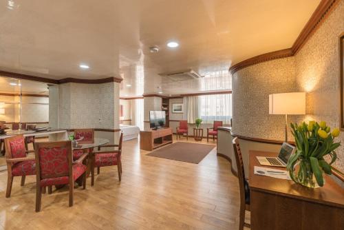 a living room with a kitchen and a dining room at Suites Perisur Apartamentos Amueblados in Mexico City