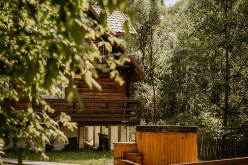 a log cabin in the middle of a forest at Domki u Serowarki z Jacuzzi w cenie in Polańczyk