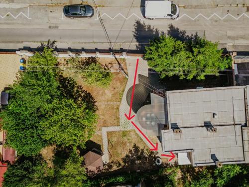 an aerial view of a parking lot with a red arrow at Marilyn Apartment in Nitra