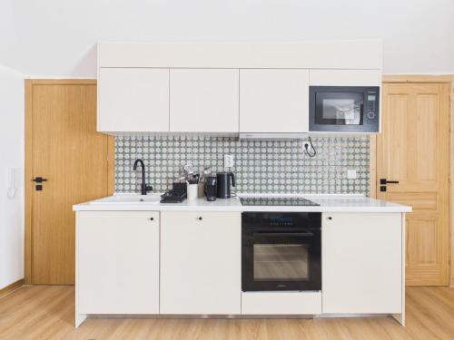 New 2BR, 2 En-Suites w/ A/C – Príncipe Real | By Airnest