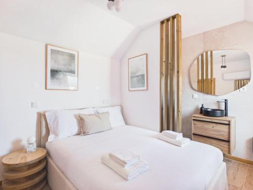 New 2BR, 2 En-Suites w/ A/C – Príncipe Real | By Airnest