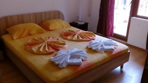 uma cama com quatro laços em Apartment in Marina Ville Complex em Sveti Vlas
