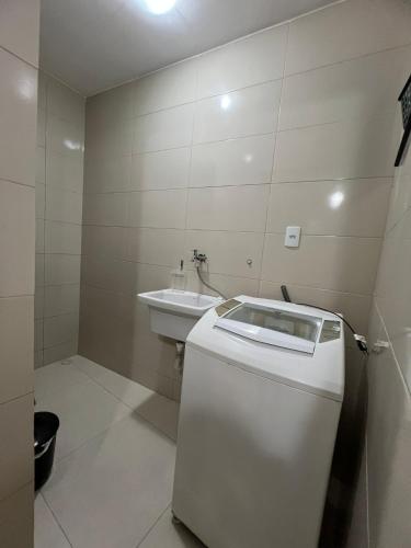 a small bathroom with a toilet and a sink at Aconchego do Caquende in Cachoeira