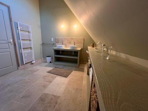 a bathroom with a counter and a sink in a room at Cottage de charme avec piscine et vue panoramique - 6-8 pers Pays d'Auge in Vimoutiers