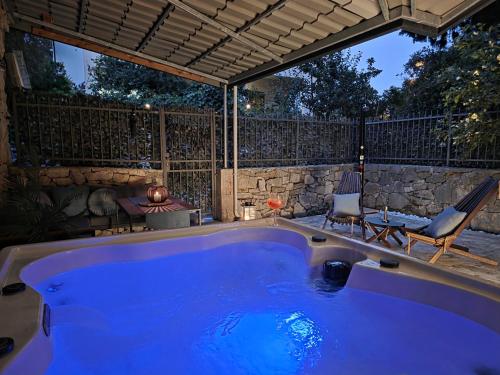 Azura Jacuzzi Suite - Private Courtyard & Hot Tub