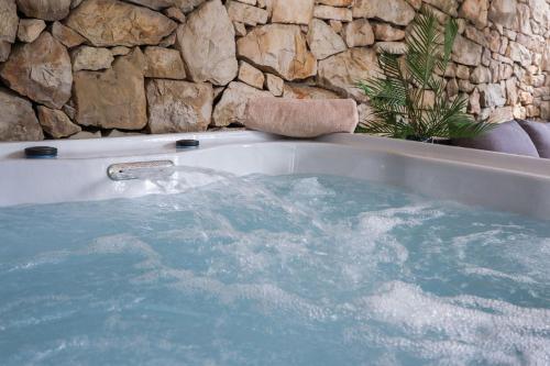 Azura Jacuzzi Suite - Private Courtyard & Hot Tub