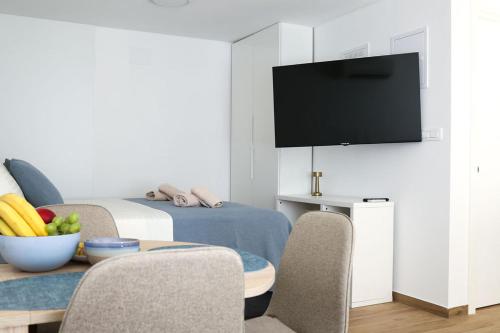 Azura Jacuzzi Suite - Private Courtyard & Hot Tub