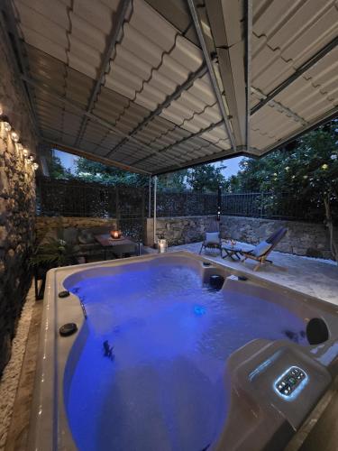Azura Jacuzzi Suite - Private Courtyard & Hot Tub