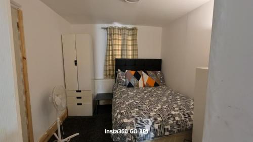a small bedroom with a bed in a room at Abysplace SM in Kenton