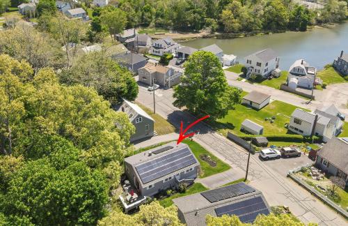 an aerial view of a city with a red arrow at Ryal Side Hideaway Cove in Beverly
