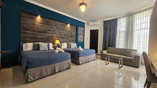 Llit o llits en una habitació de Alameda Cariari Boutique Hotel