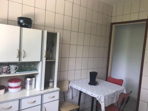 Kuhinja oz. manjša kuhinja v nastanitvi Casas de Temporada Conservatória