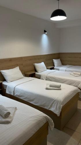 eine Gruppe von drei Betten in einem Zimmer in der Unterkunft Hotel Bella Donna in Kumanovo