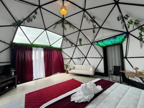 a room with a large tent with a bed in it at Ecoesferas Glamping in La Ese