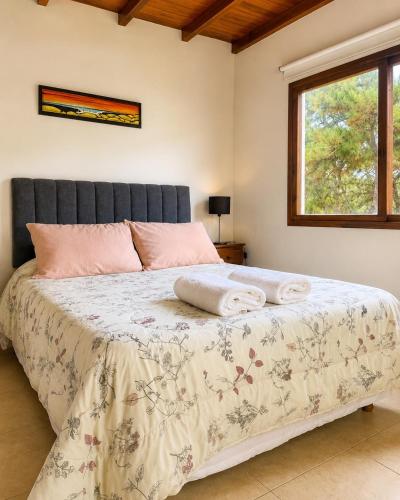 a bedroom with a bed with two towels on it at Mirando al Mar I in Mar Azul