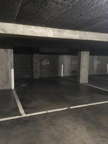 100m2 Paris Porte Maillot indoor PARKING
