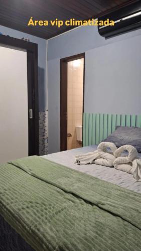 a bedroom with a bed with towels on it at Maktub Estadia e recepções in Paulista