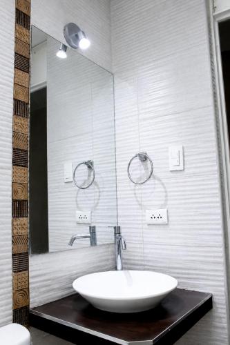 a bathroom with a white sink and a mirror at Hotel Inkayacu in Paracas